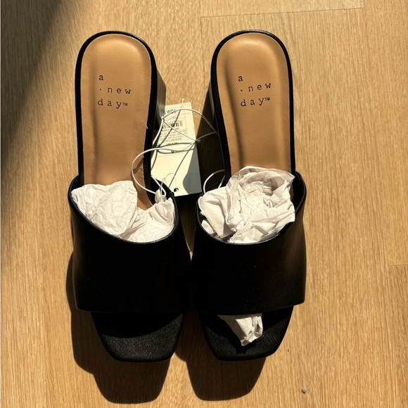 Black Chunky Heel (Size 6) - Picture 3 of 4